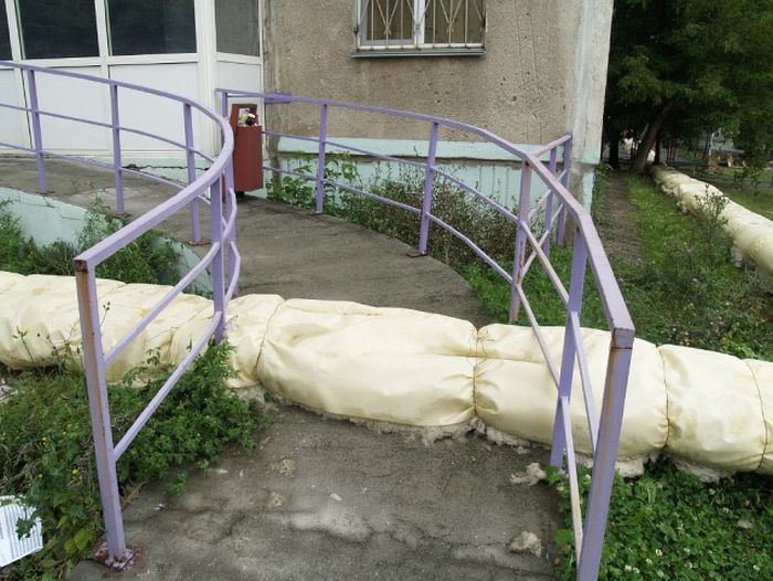 Трубы теплотрассы пустили через спортивную площадку (4 фото) Трубы теплотрассы пустили через спортивную площадку (4 фото)