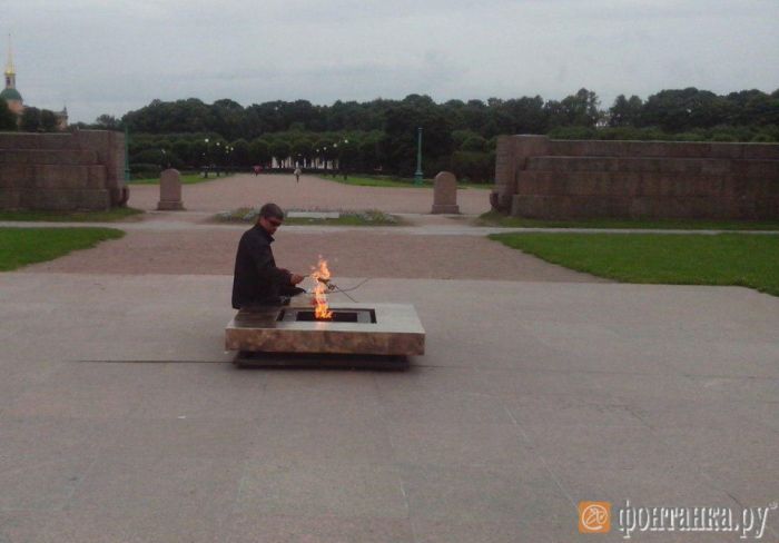 В Санкт-Петербурге неизвестные пожарили шашлык на «Вечном огне» (2 фото) В Санкт-Петербурге неизвестные пожарили шашлык на «Вечном огне» (2 фото)