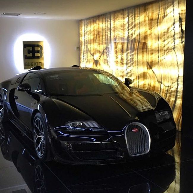 Криштиану Роналду купил гиперкар Bugatti Veyron (2 фото) Криштиану Роналду купил гиперкар Bugatti Veyron (2 фото)
