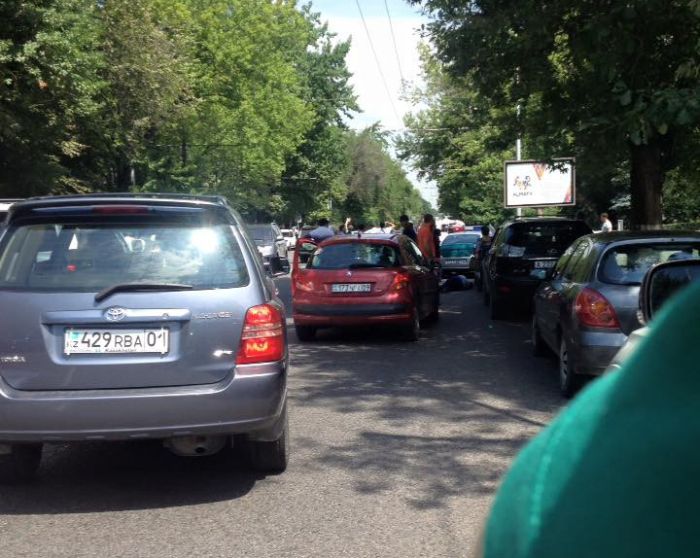 В Алма-Ате вооруженный автоматом мужчина открыл огонь возле РУВД (4 фото) В Алма-Ате вооруженный автоматом мужчина открыл огонь возле РУВД (4 фото)