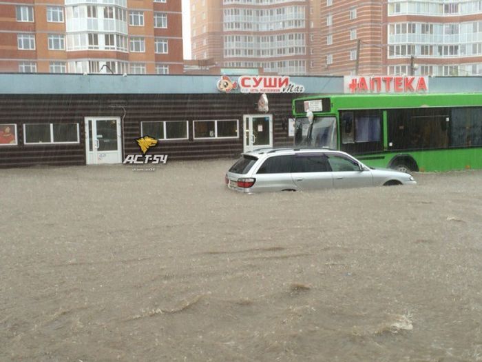 В Новосибирске после сильного дождя начался потоп (13 фото) В Новосибирске после сильного дождя начался потоп (13 фото)
