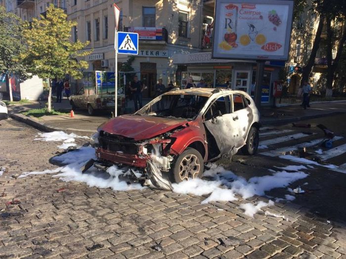 В Киеве в результате взрыва автомобиля погиб журналист Павел Шеремет (4 фото) В Киеве в результате взрыва автомобиля погиб журналист Павел Шеремет (4 фото)