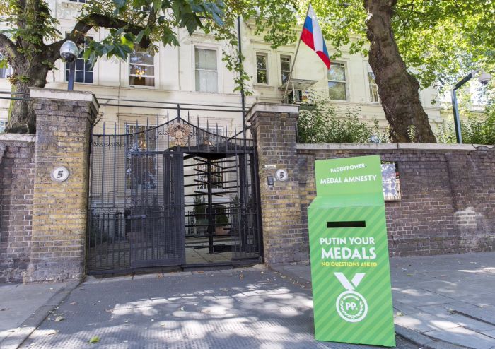 В Великобритании установили коробку для возврата медалей (2 фото) В Великобритании установили коробку для возврата медалей (2 фото)