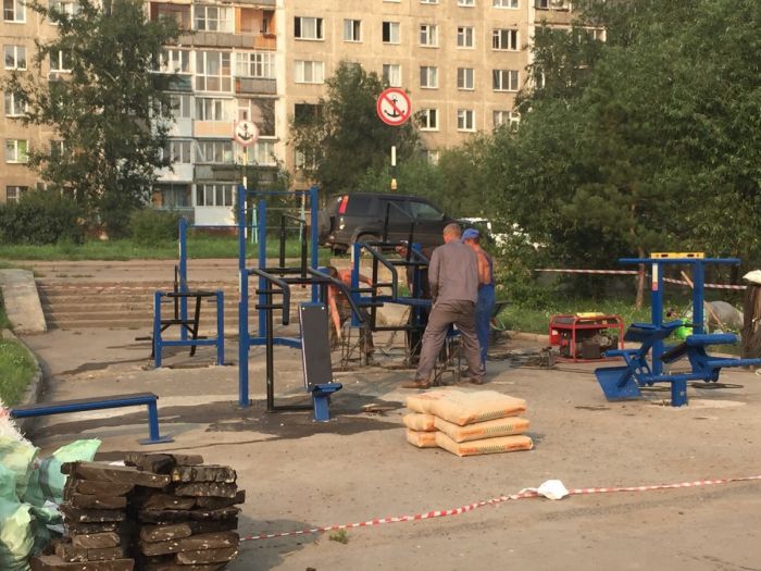 В Омске уличные тренажеры установили посреди тротуара (2 фото) В Омске уличные тренажеры установили посреди тротуара (2 фото)