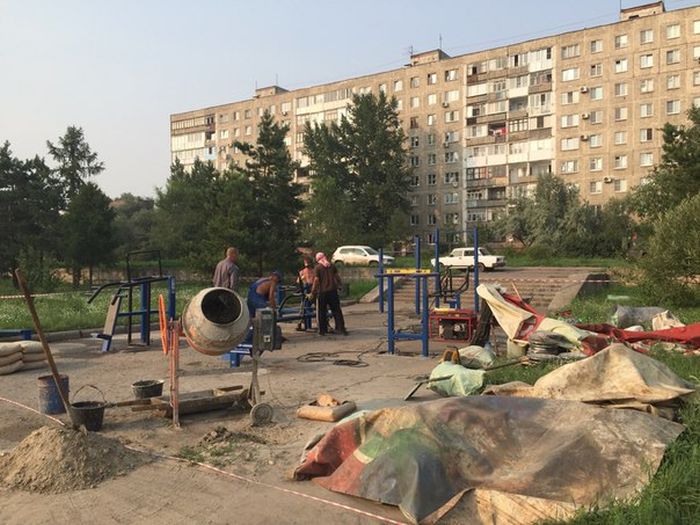 В Омске уличные тренажеры установили посреди тротуара (2 фото) В Омске уличные тренажеры установили посреди тротуара (2 фото)