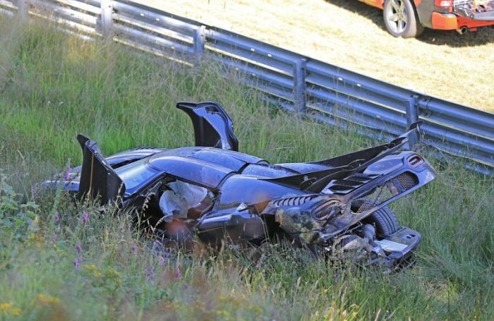 На трассе Нюрбургринг разбили гиперкар Koenigsegg One:1 (8 фото) На трассе Нюрбургринг разбили гиперкар Koenigsegg One:1 (8 фото)