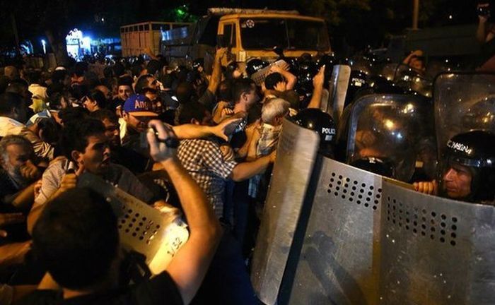 В Ереване произошли столкновения между полицией и протестующими (6 фото) В Ереване произошли столкновения между полицией и протестующими (6 фото)