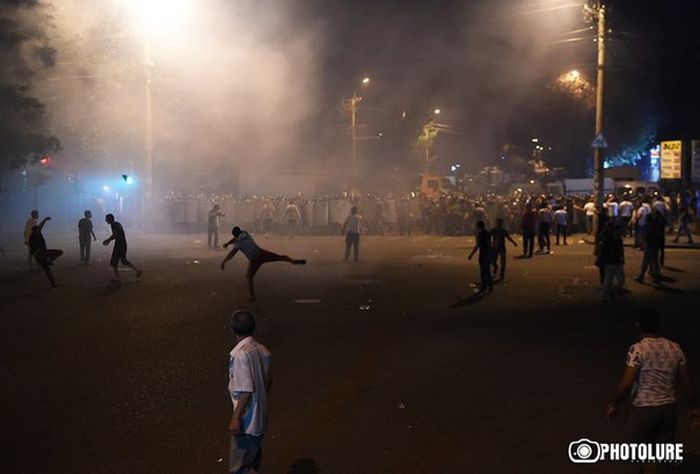 В Ереване произошли столкновения между полицией и протестующими (6 фото) В Ереване произошли столкновения между полицией и протестующими (6 фото)
