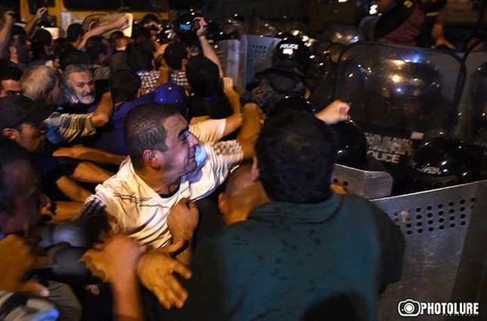 В Ереване произошли столкновения между полицией и протестующими (6 фото) В Ереване произошли столкновения между полицией и протестующими (6 фото)