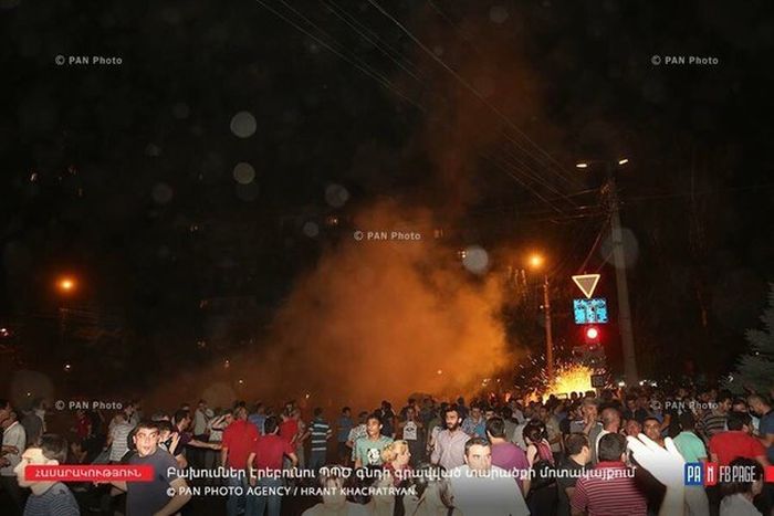 В Ереване произошли столкновения между полицией и протестующими (6 фото) В Ереване произошли столкновения между полицией и протестующими (6 фото)