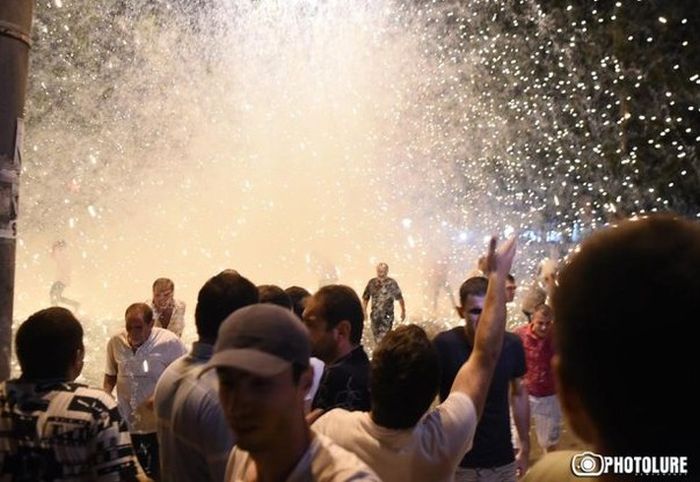 В Ереване произошли столкновения между полицией и протестующими (6 фото) В Ереване произошли столкновения между полицией и протестующими (6 фото)
