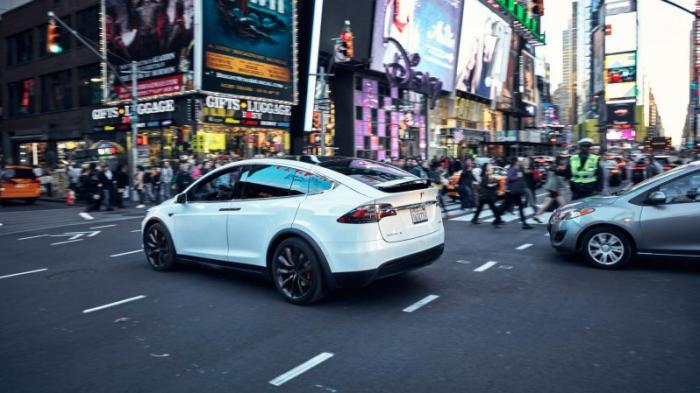    Tesla Model X  - (15 )