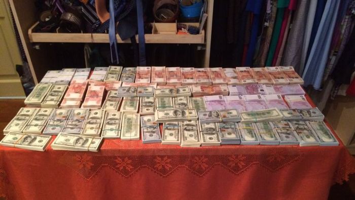 В доме главы Федеральной таможенной службы найдены крупные суммы наличных (5 фото) В доме главы Федеральной таможенной службы найдены крупные суммы наличных (5 фото)