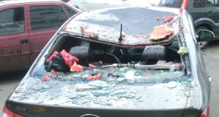 В Сургуте выброшенный в окно арбуз разбил автомобиль (3 фото) В Сургуте выброшенный в окно арбуз разбил автомобиль (3 фото)