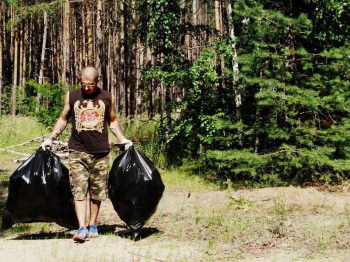 Воронежский слесарь очищает лес от мусора (3 фото) Воронежский слесарь очищает лес от мусора (3 фото)