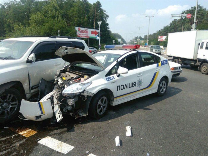 Патрульная полиция Киева за год разбила 150 автомобилей Toyota Prius (8 фото) Патрульная полиция Киева за год разбила 150 автомобилей Toyota Prius (8 фото)
