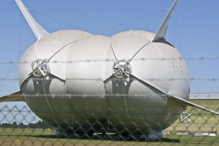 Дирижабль Airlander впервые вышел из ангара (3 фото) Дирижабль Airlander впервые вышел из ангара (3 фото)
