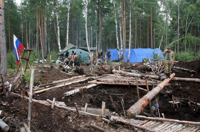 Как поднимали самолет «Киттихаук» летчика Костенко Ф. Н. (22 фото) Как поднимали самолет «Киттихаук» летчика Костенко Ф. Н. (22 фото)
