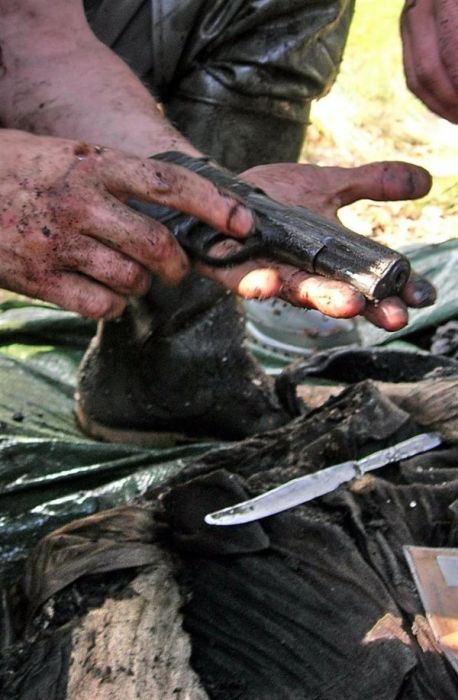 Как поднимали самолет «Киттихаук» летчика Костенко Ф. Н. (22 фото) Как поднимали самолет «Киттихаук» летчика Костенко Ф. Н. (22 фото)