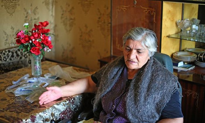 В Армении инвалид в течение 10 лет не может покинуть квартиру (2 фото) В Армении инвалид в течение 10 лет не может покинуть квартиру (2 фото)