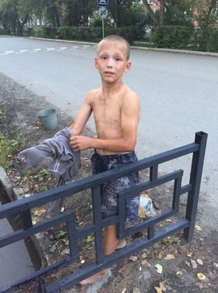 В Ревде 12-летний мальчик спас щенка, едва не утонувшего в сточной канаве (2 фото) В Ревде 12-летний мальчик спас щенка, едва не утонувшего в сточной канаве (2 фото)