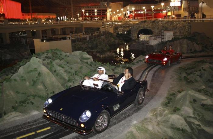   Ferrari World (8 )