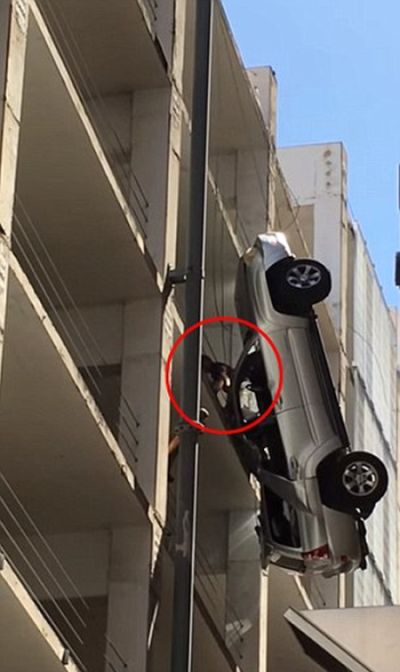 Свалившийся с 9 этажа парковки автомобиль зацепился за провода (6 фото Свалившийся с 9 этажа парковки автомобиль зацепился за провода (6 фото