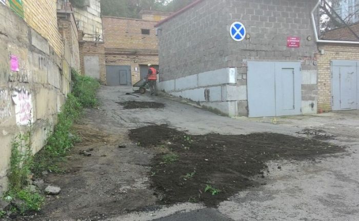 Во Владивостоке дорожники засыпали ямы землей из ближайших газонов (2 фото) Во Владивостоке дорожники засыпали ямы землей из ближайших газонов (2 фото)