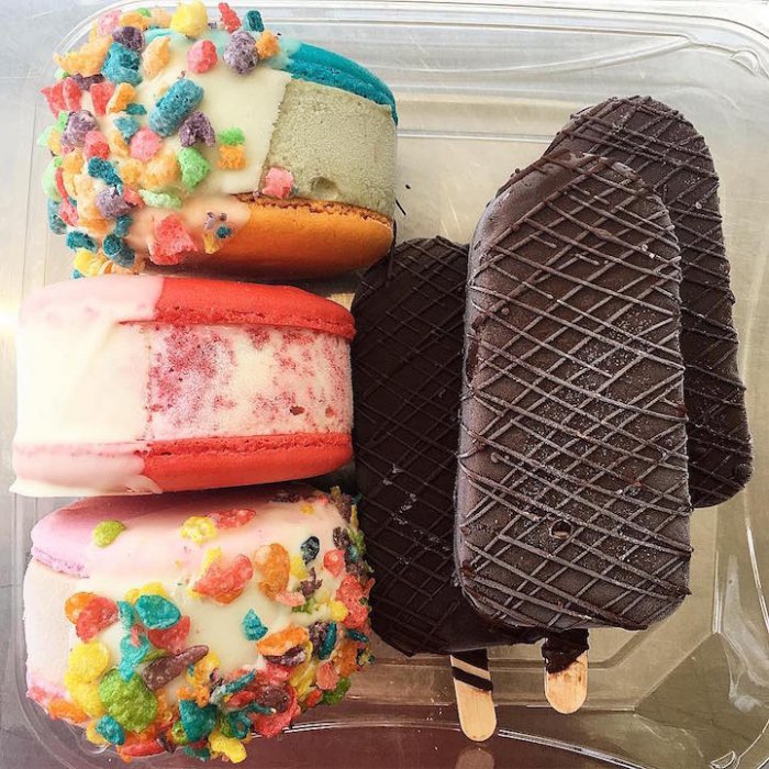 Decadent Ice Cream Macaron      (13 )