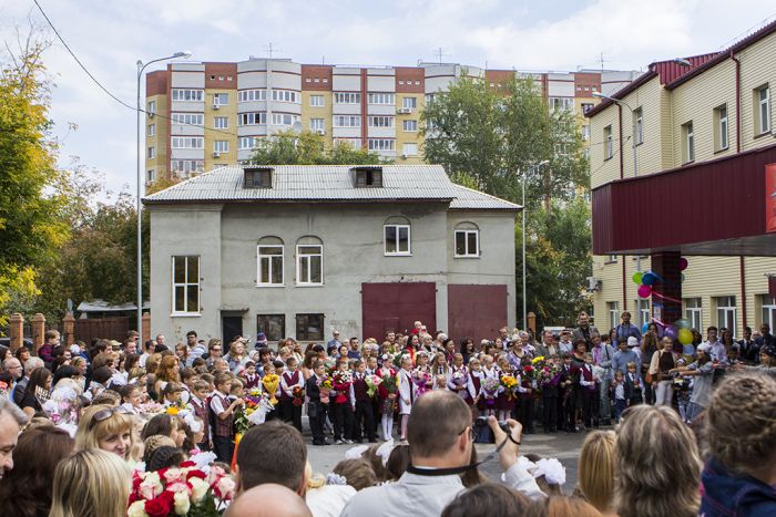 Художники превратили неприметное серое здание в яркую книжную полку (8 фото) Художники превратили неприметное серое здание в яркую книжную полку (8 фото)