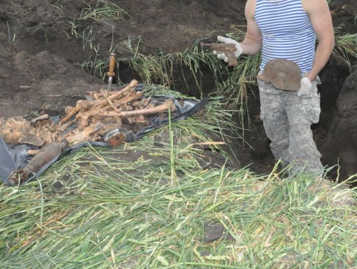 Раскопки немецкого подземного бункера в Ростовской области (15 фото) Раскопки немецкого подземного бункера в Ростовской области (15 фото)