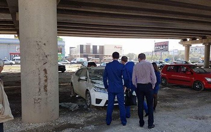В Волгограде автомобиль прокурора случайно залили бетоном (3 фото) В Волгограде автомобиль прокурора случайно залили бетоном (3 фото)