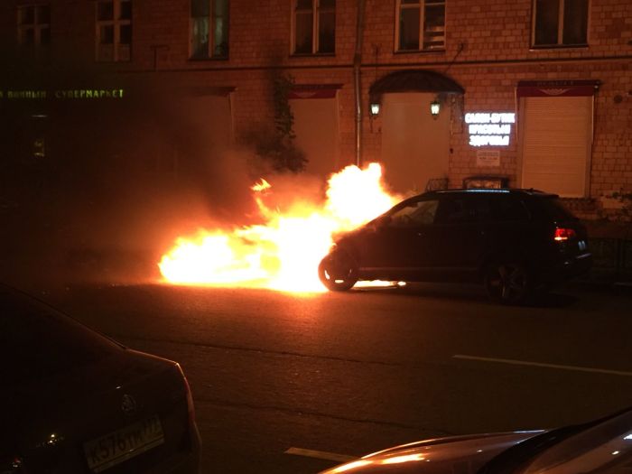 Сгорел автомобиль главы Всероссийского Объединения болельщиков (4 фото) Сгорел автомобиль главы Всероссийского Объединения болельщиков (4 фото)