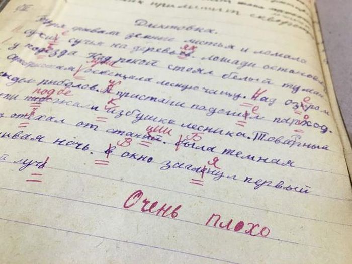 Портфель ленинградского школьника 77 лет пролежал в дымоходе (5 фото) Портфель ленинградского школьника 77 лет пролежал в дымоходе (5 фото)