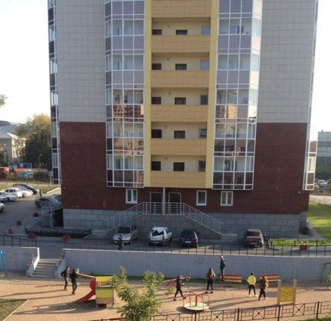 В Новосибирске подросток выжил после падения с 23 этажа (4 фото) В Новосибирске подросток выжил после падения с 23 этажа (4 фото)