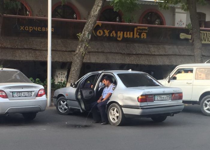 В Казахстане полицейский справил нужду прямо на асфальт (2 фото) В Казахстане полицейский справил нужду прямо на асфальт (2 фото)