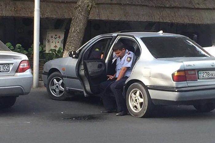 В Казахстане полицейский справил нужду прямо на асфальт (2 фото) В Казахстане полицейский справил нужду прямо на асфальт (2 фото)