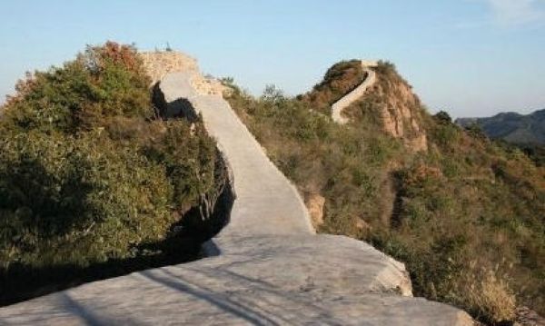 В Китае 'восстановили' отрезок Великой стены, залив его бетоном (8 фото) В Китае 'восстановили' отрезок Великой стены, залив его бетоном (8 фото)