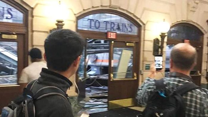 В Нью-Джерси поезд сошел с рельс и врезался в здание вокзала (9 фото) В Нью-Джерси поезд сошел с рельс и врезался в здание вокзала (9 фото)
