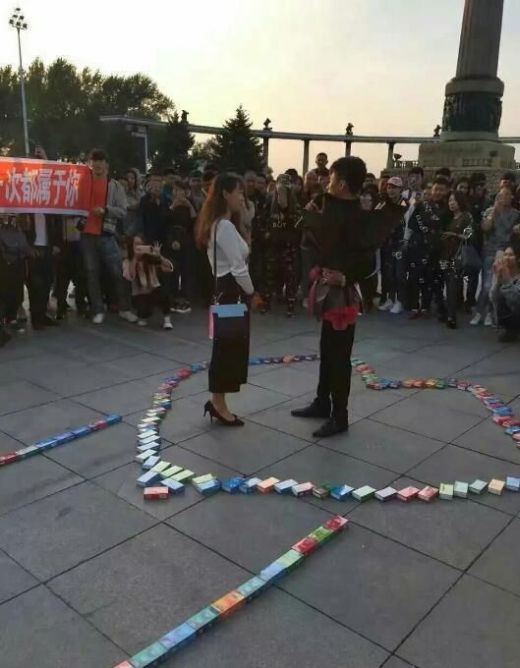 Китаец признался в любви с помощью 999 упаковок с презервативами (5 фото) Китаец признался в любви с помощью 999 упаковок с презервативами (5 фото)