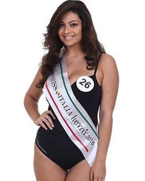 Модель plus-size заняла второе место на конкурсе красоты в Италии (15 фото) Модель plus-size заняла второе место на конкурсе красоты в Италии (15 фото)