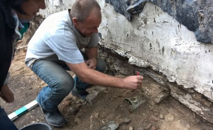В Пскове обнаружили клад с монетами и орденами XV - XX века (21 фото) В Пскове обнаружили клад с монетами и орденами XV - XX века (21 фото)
