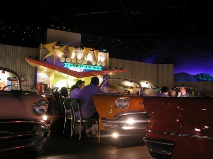 Ресторан Sci-Fi Dine-In Theater в Диснейуорлде (8 фото) Ресторан Sci-Fi Dine-In Theater в Диснейуорлде (8 фото)