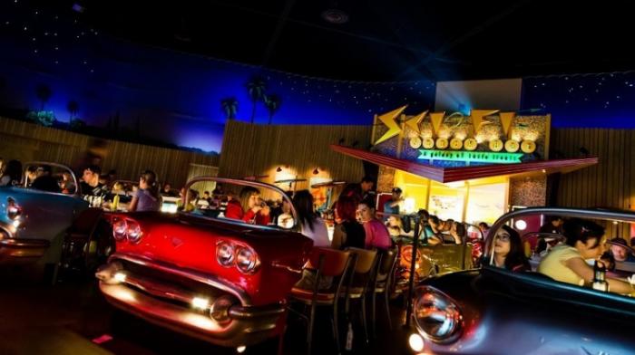 Ресторан Sci-Fi Dine-In Theater в Диснейуорлде (8 фото) Ресторан Sci-Fi Dine-In Theater в Диснейуорлде (8 фото)