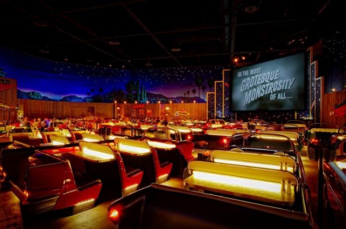 Ресторан Sci-Fi Dine-In Theater в Диснейуорлде (8 фото) Ресторан Sci-Fi Dine-In Theater в Диснейуорлде (8 фото)