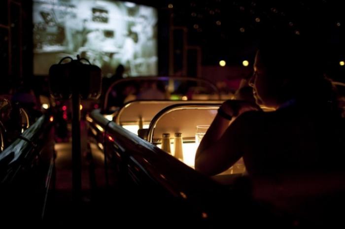 Ресторан Sci-Fi Dine-In Theater в Диснейуорлде (8 фото) Ресторан Sci-Fi Dine-In Theater в Диснейуорлде (8 фото)