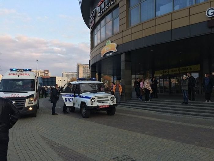 Парень с бензопилой и топором устроил резню в торговом центре (5 фото) Парень с бензопилой и топором устроил резню в торговом центре (5 фото)