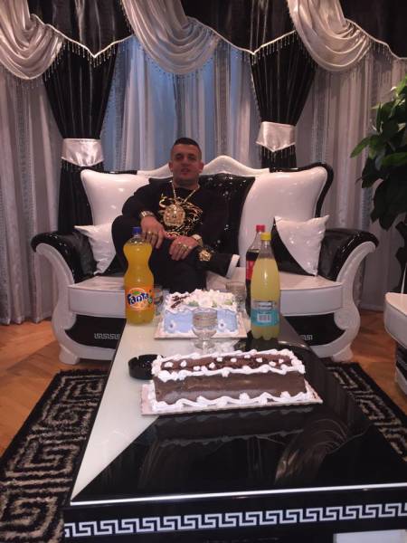  ,      Versace (28 )