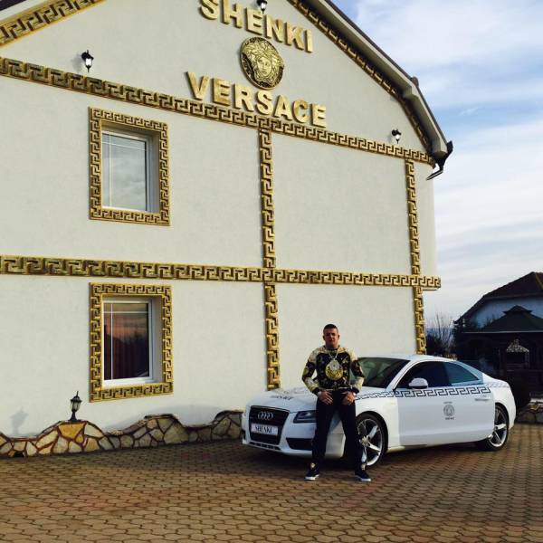  ,      Versace (28 )