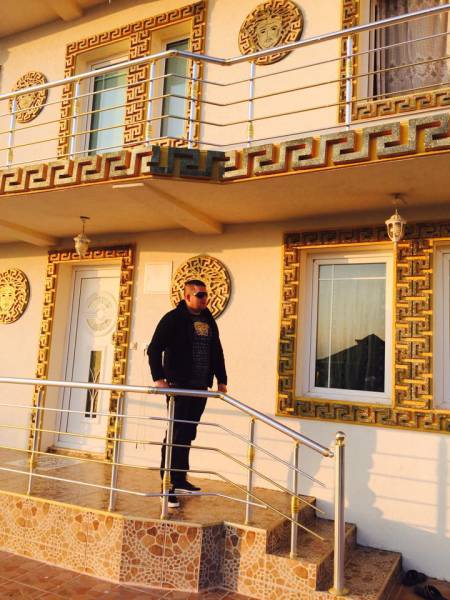  ,      Versace (28 )